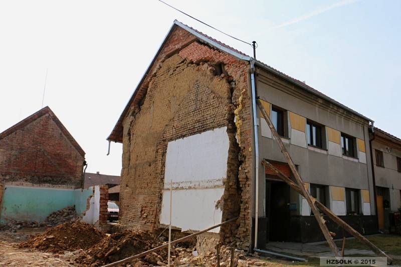 Zásah hasičů u sesunutí štítové stěny rodinného domku ve Štětovicích na Prostějovsku