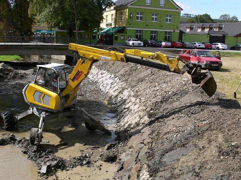 Úprava koryta Romže u Běleckého Mlýna