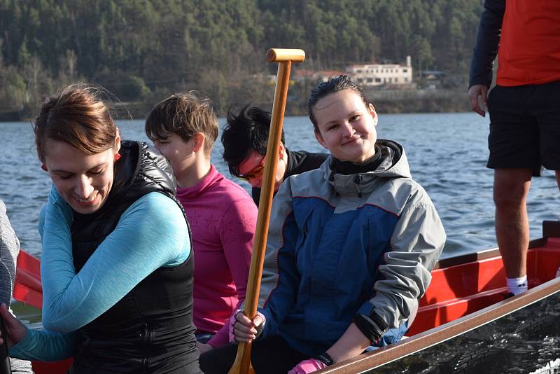 Ve středu 4. dubna, se letos poprvé ukázaly dračí lodě na Plumlovské přehradě