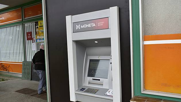 Čtyři české banky spojily síly a začaly sdílet svoje bankomaty. Klienti Komerční banky, Monety, UniCredit Bank a Air Bank tak mohou rázem využívat asi dva tisíce strojů za podmínek své banky. 