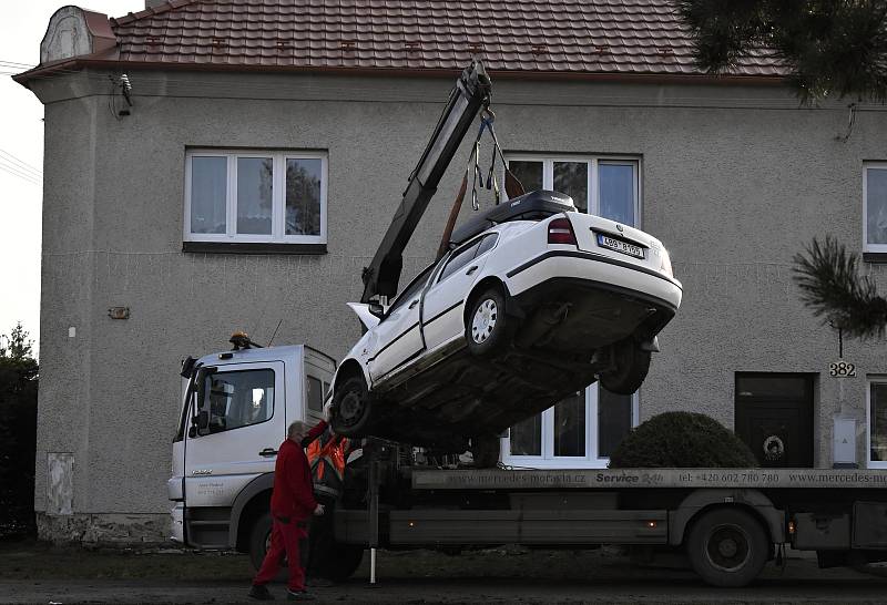 Osobní vlak smetl na nechráněném přejezdu v Kostelci na Hané osobní automobil se čtyřmi lidmi. 25.2. 2021