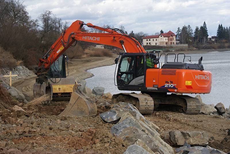 Výstavba cyklostezky podél severního břehu plumlovské přehrady - 18. února 2020 - bagr buduje čtyři metry vysoký násyp