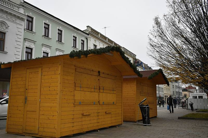 Příprava vánočních trhů na prostějovském náměstí T. G. Masaryka, 12.11. 2021