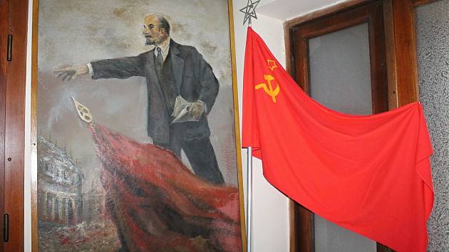 U vchodu vás uvítají Lenin s Husákem! To je kostelní výstava 30 klíčů pro  samet - Prostějovský deník