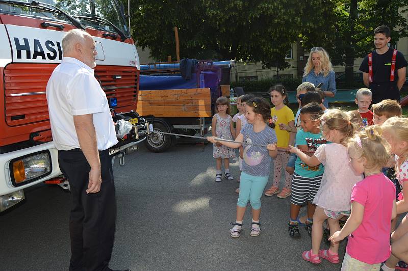 Dobrovolní hasiči z Čehovic, Kralic na Hané a Bedihoště na návštěvě u dětí v mateřince na Husově náměstí