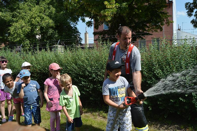 Dobrovolní hasiči z Čehovic, Kralic na Hané a Bedihoště na návštěvě u dětí v mateřince na Husově náměstí