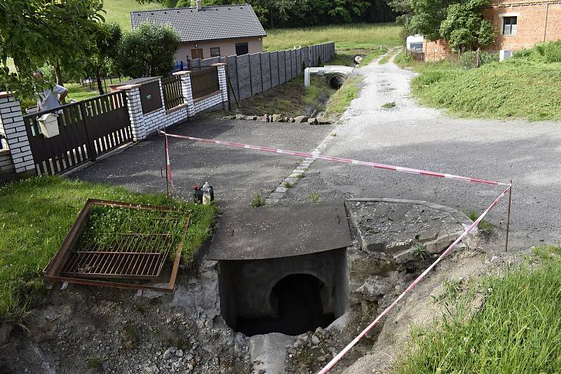 Obyvatele Studence děsí zanesené koryto potoka, který hrozí při bouřkách zalitím zahrad a pozemků.