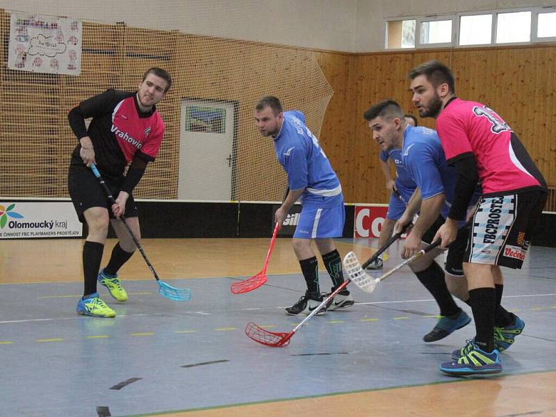 Na sto dvacet florbalistů, ligových i rekreačních, se sešlo v pátek v kostelecké sportovní hale. Ve čtrnácti ttýmech zde zápolili o poháry.