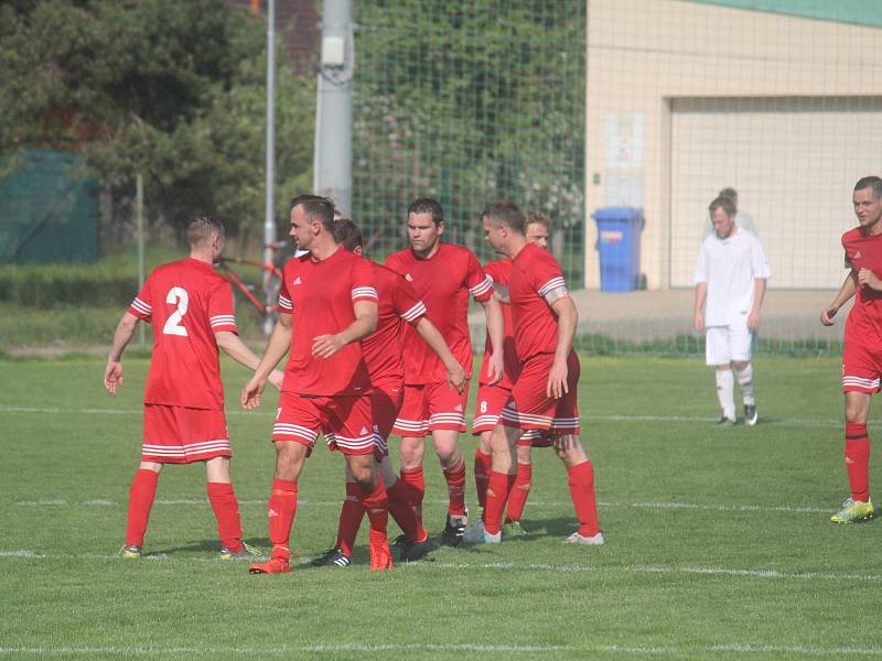 Fotbalisté Mostkovic (v červeném) vyhráli v Čechovicích 2:1