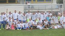 Fotbalisté Prostějova (v modrém) oslavili postup do druhé ligy výhrou 4:2 nad HFK Olomouc.