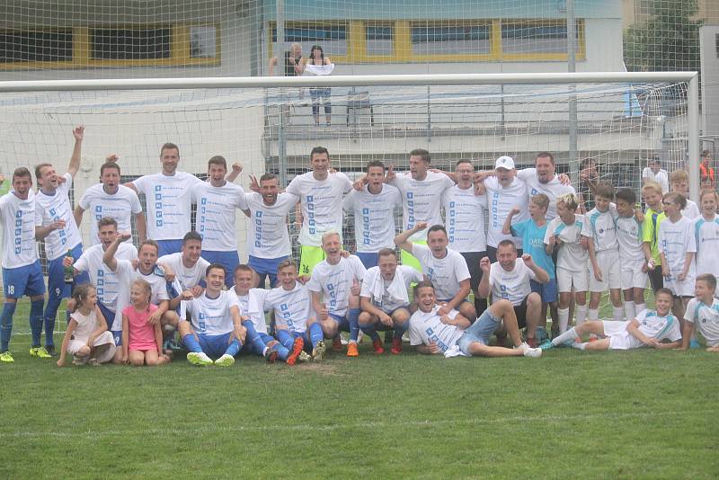 Fotbalisté Prostějova (v modrém) oslavili postup do druhé ligy výhrou 4:2 nad HFK Olomouc.