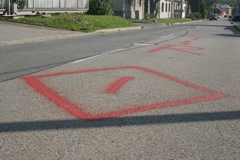 Řádění sprejera v Ohrozimské ulici v Plumlově