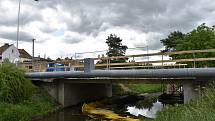 Betonáž rekonstruovaného mostu přes říčku Romži ve Vrahovicích znemožňuje průchod chodcům i cyklistům. 1.7. 2021