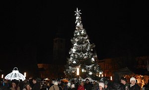 V pátek 24. listopadu došlo krátce po 17 hodině na náměstí T. G. Masaryka k slavnostnímu rozsvícení vánočního stromu.