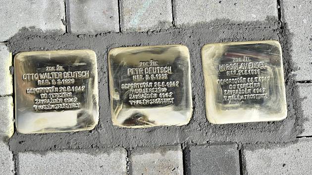 Dalších patnáct Kamenů zmizelých bylo uloženo v ulicích Prostějova. 26. 5. 2022