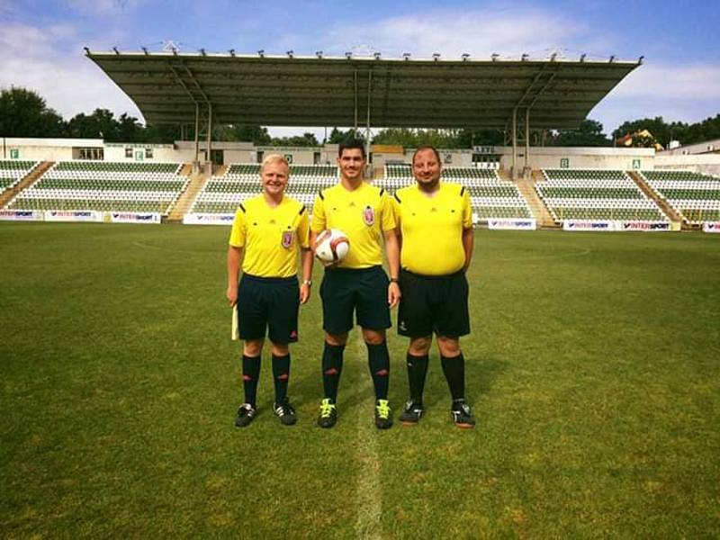 Rozhodčí Karel Landa (vpravo) na mezinárodní olympiádě mládeže v Maďarsku.