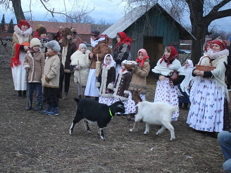 Živý betlém na Zlaté farmě s prohlídkami hospodářství i řemeslníky.