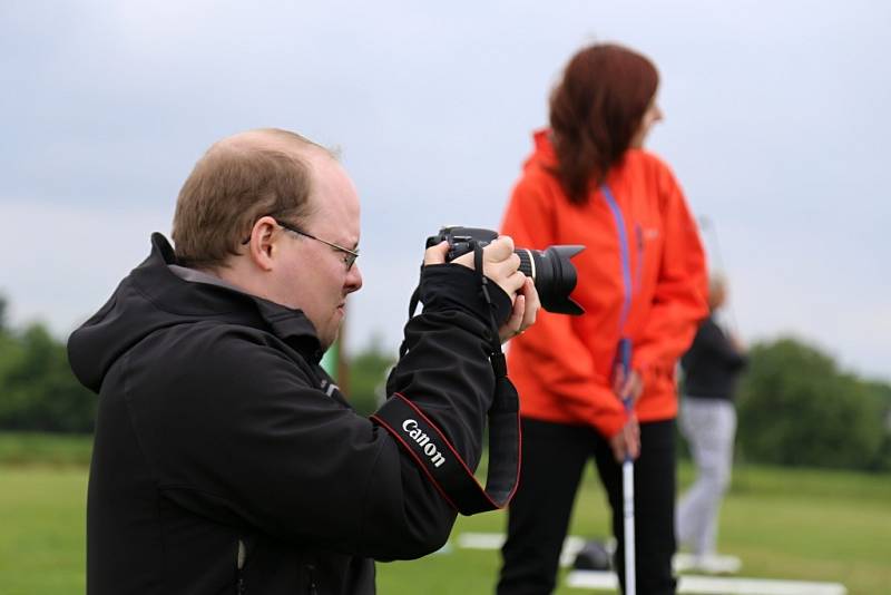 Redaktorka Deníku Hanka Masaříková si vyzkoušela golf v Golf Resortu Prostějov v Kostelci na Hané