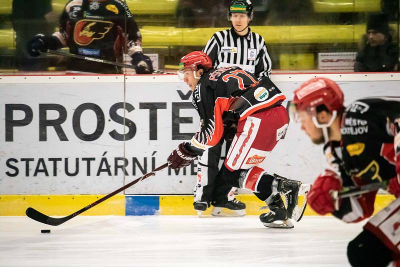 Prostějov (v tmavém) porazil Vsetín 5:1 a srovnal stav série na 3:3.