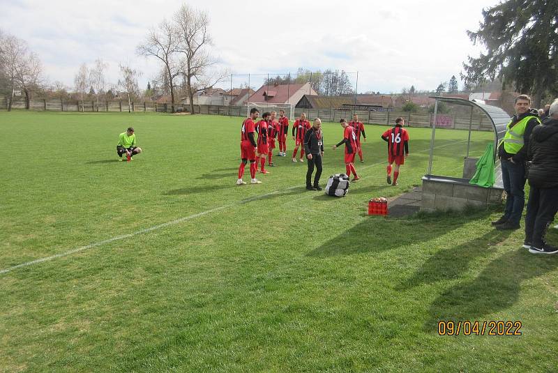 Kovalovice (v modrém) vyhrály na půdě Sokolu Otaslavice 6:1.