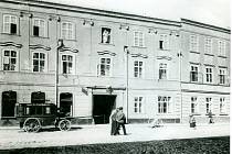 Stará podoba domu na Žižkově náměstí č. 19, kde v minulosti sídlil hotel a hostinec U Tří mouřenínů. V roce 1920 koupilo dům v dražbě město Prostějov. Na snímku vidíme i hotelový dostavník.