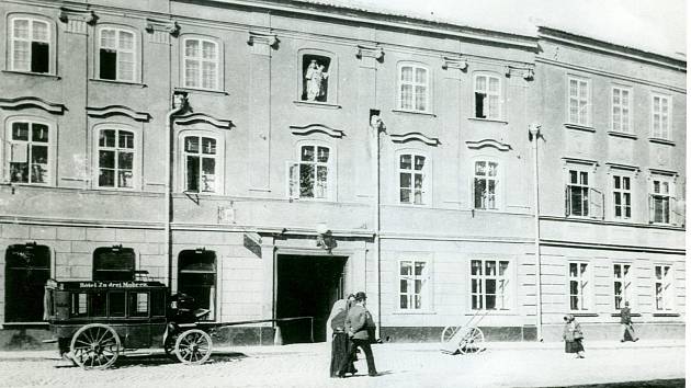 Stará podoba domu na Žižkově náměstí č. 19, kde v minulosti sídlil hotel a hostinec U Tří mouřenínů. V roce 1920 koupilo dům v dražbě město Prostějov. Na snímku vidíme i hotelový dostavník.