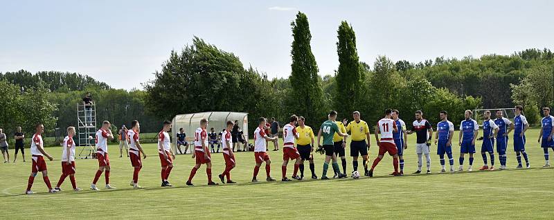 Fotbalové derby mezi Kostelcem na Hané (bíločervení) a Čechovicemi. 14.5. 2022