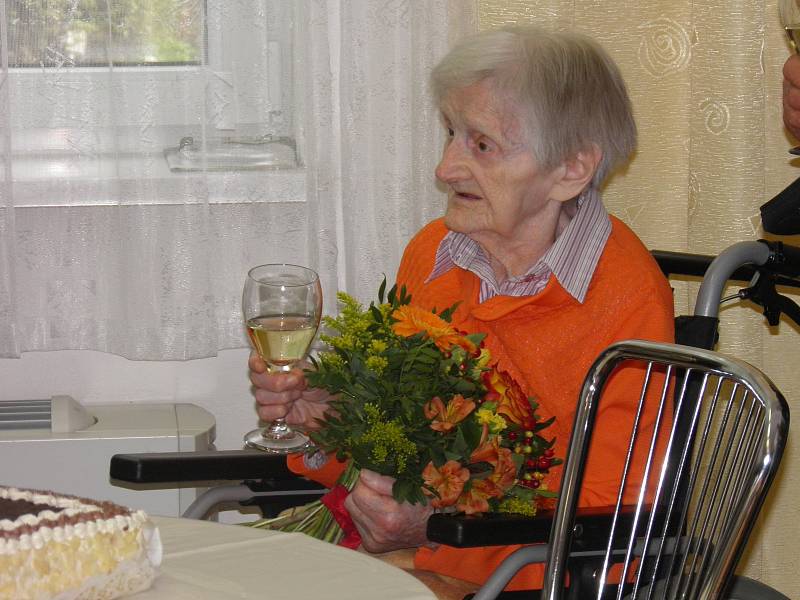 Paní Květoslava oslavila sto čtvrté narozeniny i s olomouckým hejtmanem