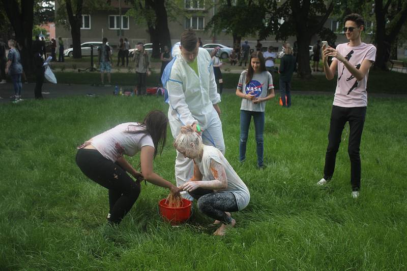 Prostějovští studenti připravili na náměstí Spojenců pro kolemjdoucí překvapení: pasování svých mladších spolužáků na čtvrťáky.