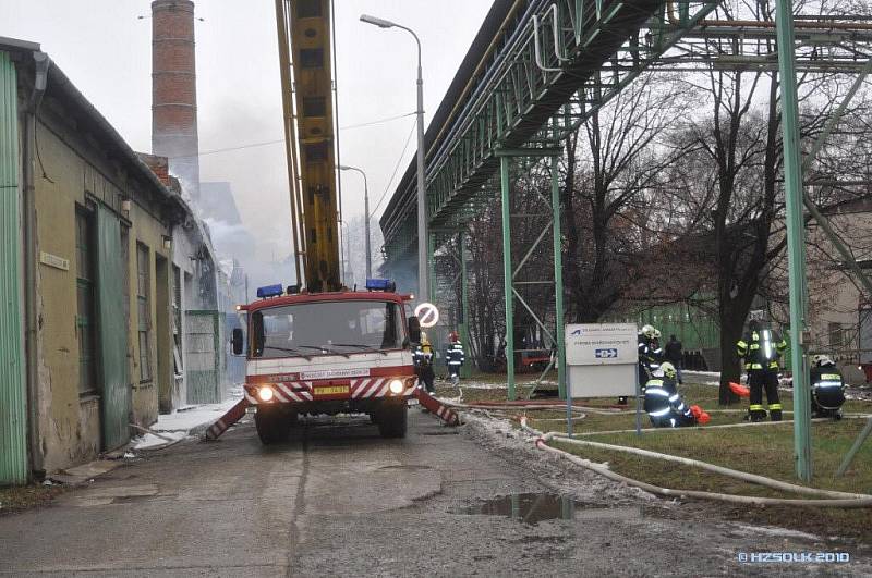 Požár autodílny v Dolní ulici v Prostějově