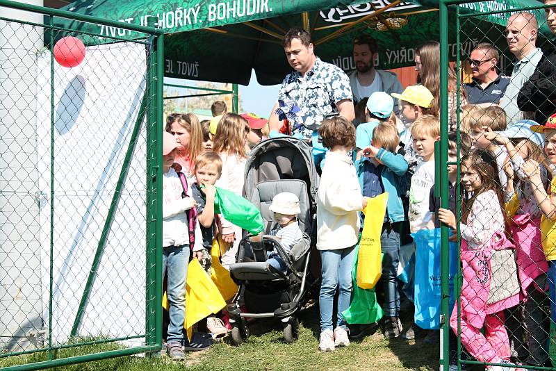 Stovky dětí se bavily na Velikonočním festivalu ve sběru vajíček, fotbalové hřiště Čechovice. 22.4. 2019