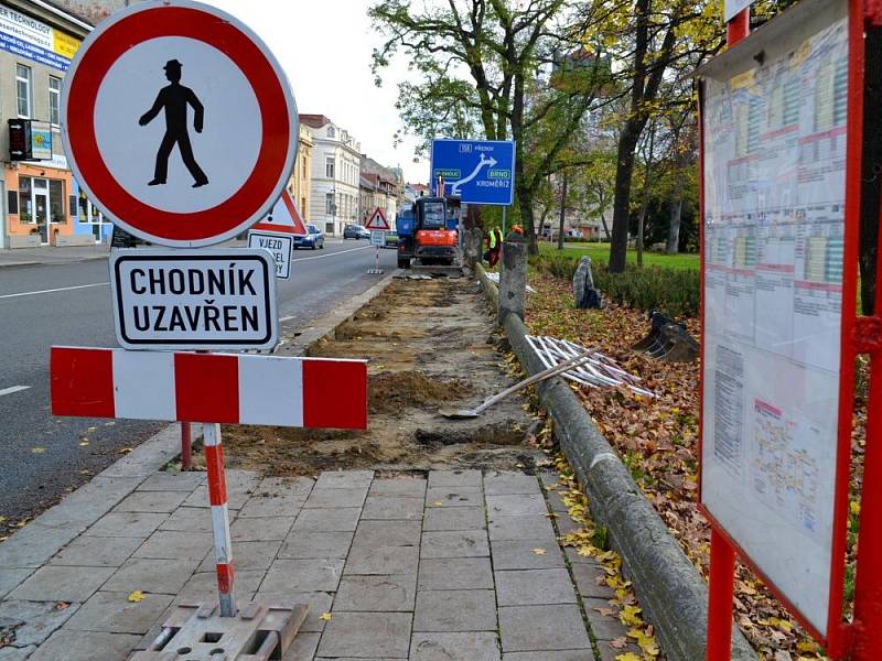 Stavební dělníci se pustili do opravy chodníku a zídky u Smetanových sadů v Prostějově