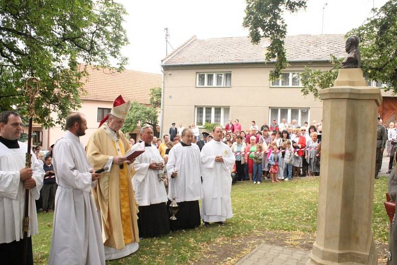 Ve Vranovicích-Kelčicích žehnali obecní symboly, odhalovali pomník a slavili sto desáté výročí založení hasičského sboru