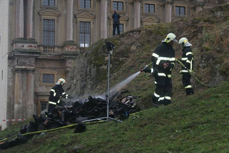 Požár jedné z hospodářských budov nízkého zámku v Plumlově. Dohašovací práce – úterý ráno.