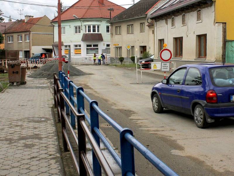 Hned s několika stavbami na silnici a uzavírkami se musí vypořádat obyvatelé Brodku u Prostějova. 