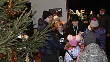 U Matesů na Hloučele byl zahájen prodej stromků a svítí už i vánoční smrk. 5.12. 2020
