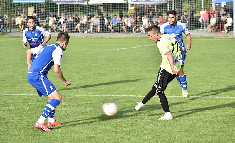 Fotbalisté Čechovic (v modrém) zvládli historickou premiéru v krajském přeboru na jedničku. Rapotínu nasázeli tři góly, 7. 8. 2022