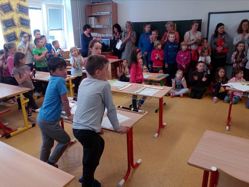 V Olšanech otevřela škola své dveře: přivítala současné i budoucí školáky, dorazili i rodiče.