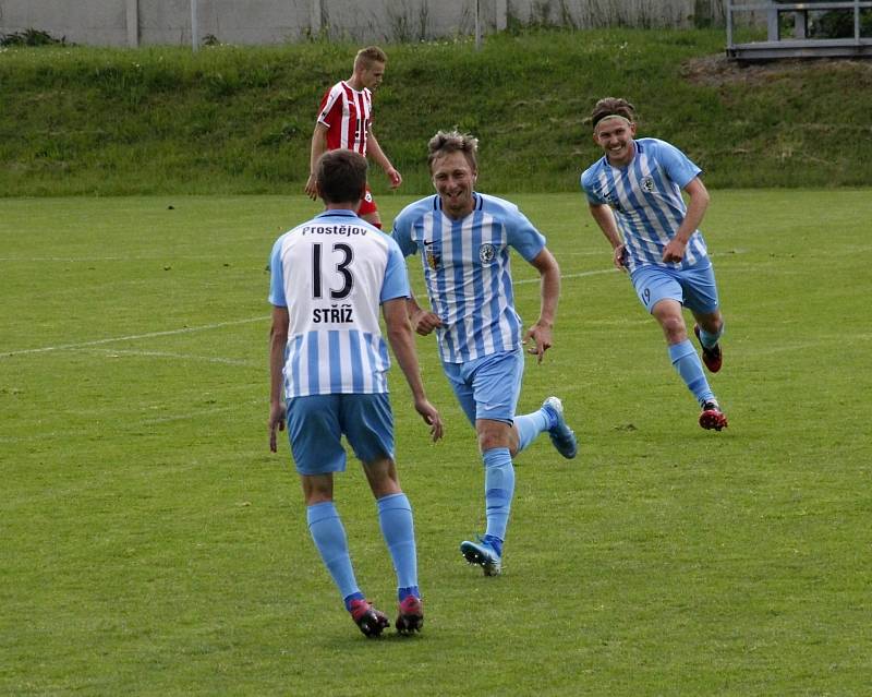 Fotbalisté Prostějova (v modro-bílém) porazili Vítkovice 4:1.