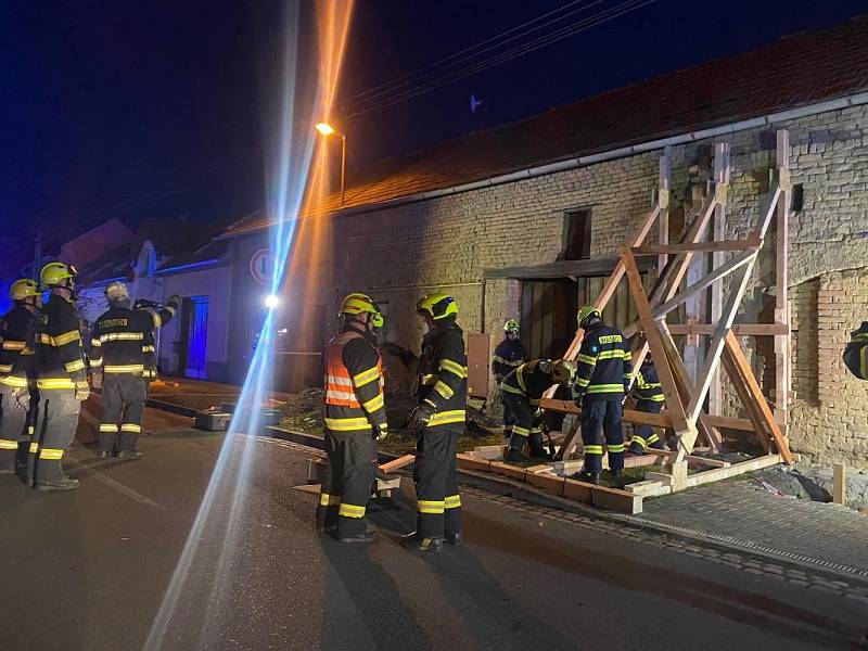 Hasiči zasahují u domu v Hablově, kde hrozilo zřícení stěny, 22. 11. 2022