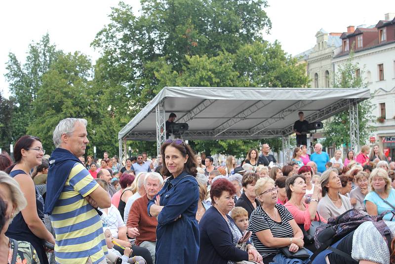 Na náměstí T.G. Masaryka v Prostějově proběhla ve čtvrtek v podvečer módní přehlídka místních firem.