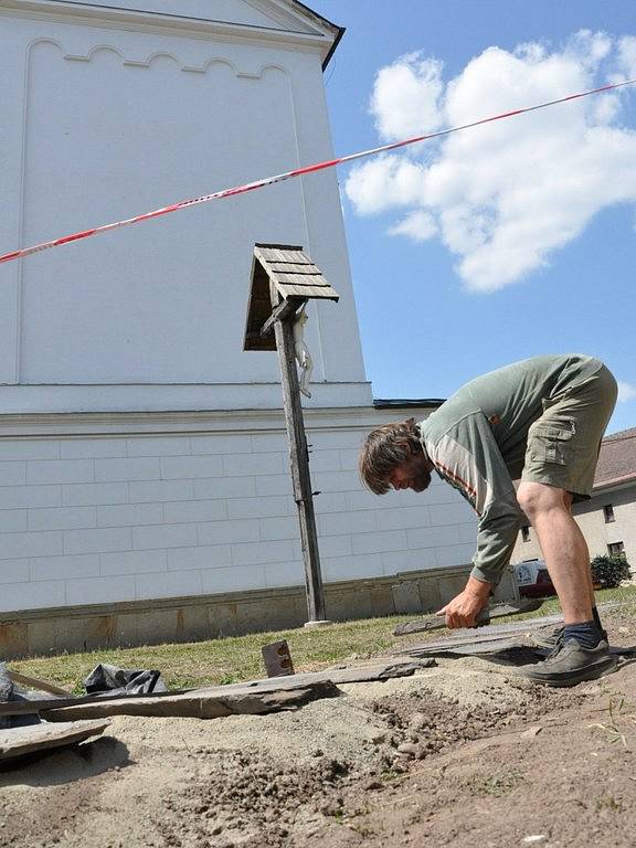 Ve Smržicích budují posezení u křížku s exotickou pavlovnií.