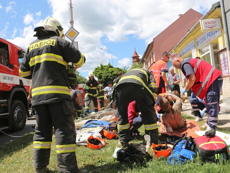 Zásah záchranářů a hasičů v Plumlovské ulici v Prostějově. Došlo zde k zavalení muže zdívem