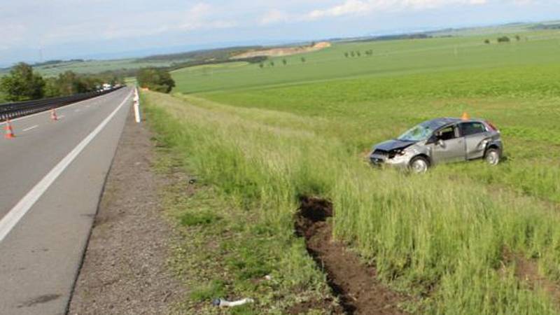 Neovladatelný Fiat se přetočil u Žešova na střechu, řidič skončil v nemocnici. 21.5. 2019