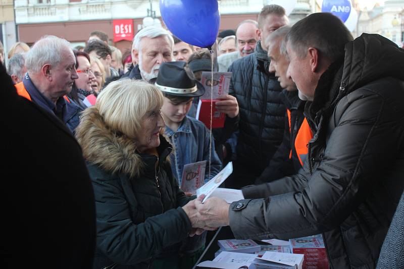 Prostějovské náměstí navštívil předseda ANO Andrej Babiš. Zájem o něj byl veliký.