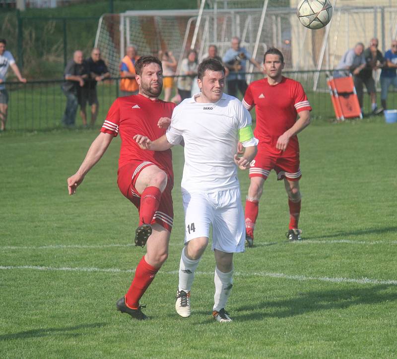 Fotbalisté Mostkovic (v červeném) vyhráli v Čechovicích 2:1