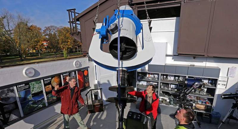 Instalace nového dalekohledu v prostějovské hvězdárně