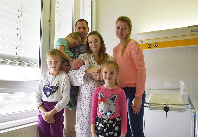 Malá Kristýnka s rodinou. První miminko Olomouckého kraje roku 2020 se narodilo v Prostějově