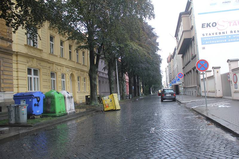 Prostějov v pátek postihla smršť spojená s prudkým deštěm. S následky se na mnoha místech města potýkali hasiči.