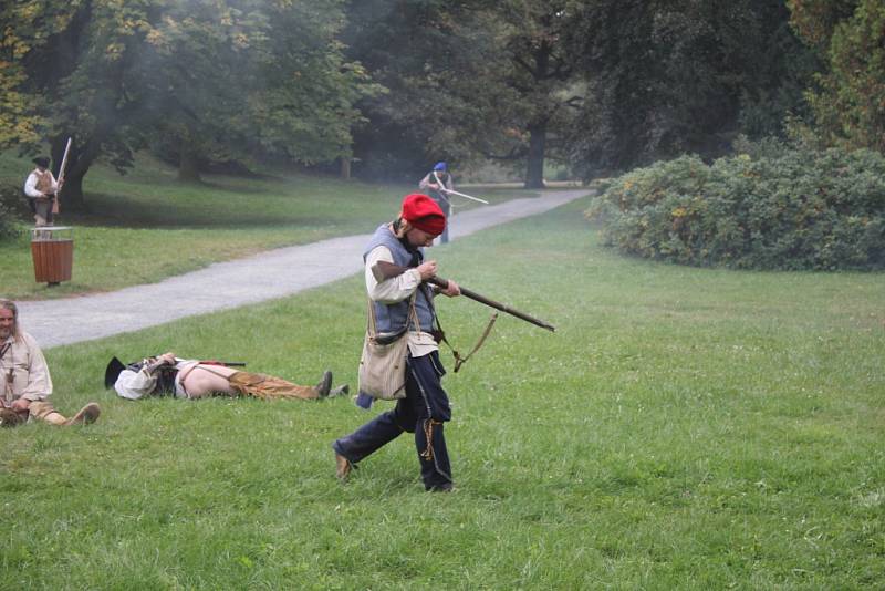 Zámecký park se v neděli proměnil na bojiště sedmileté války. Uniformovaní vojáci se zde střetli o kus Kanady.